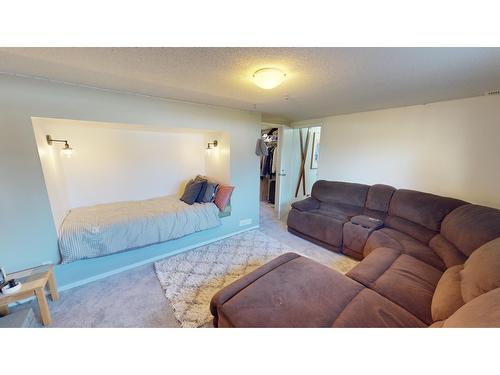 804 30Th Avenue S, Cranbrook, BC - Indoor Photo Showing Living Room