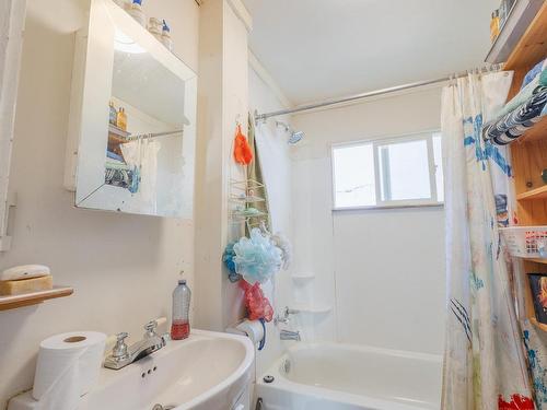 928 Sherbrooke Ave, Kamloops, BC - Indoor Photo Showing Bathroom