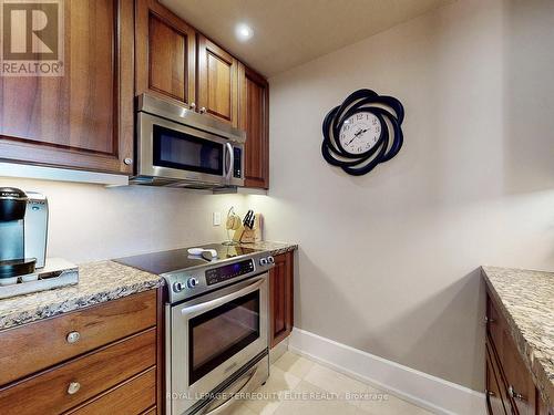 1003C - 662 Sheppard Avenue E, Toronto (Bayview Village), ON - Indoor Photo Showing Kitchen With Upgraded Kitchen