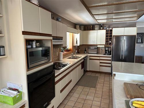 80045 36N Road, Glenboro, MB - Indoor Photo Showing Kitchen With Double Sink