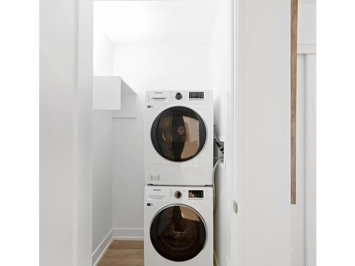 300-1628 Store St, Victoria, BC - Indoor Photo Showing Laundry Room