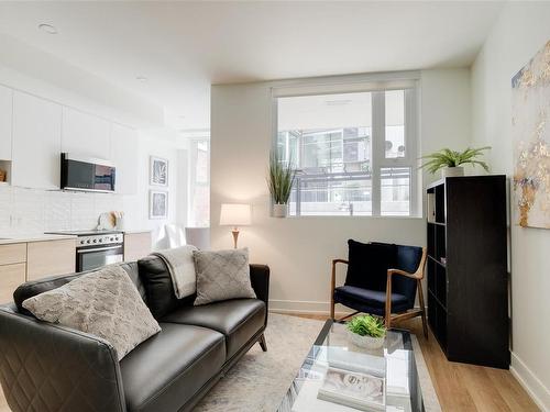 300-1628 Store St, Victoria, BC - Indoor Photo Showing Living Room