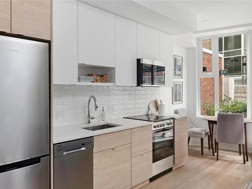 300-1628 Store St, Victoria, BC - Indoor Photo Showing Kitchen With Upgraded Kitchen