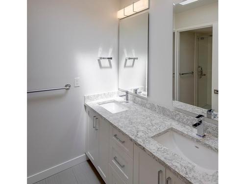 409-1370 Beach Dr, Oak Bay, BC - Indoor Photo Showing Bathroom