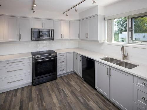 409-1370 Beach Dr, Oak Bay, BC - Indoor Photo Showing Kitchen With Double Sink