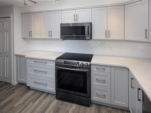 409-1370 Beach Dr, Oak Bay, BC - Indoor Photo Showing Kitchen