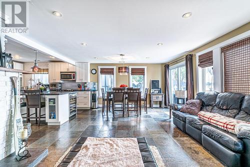 7 Gilson Street, Kawartha Lakes (Little Britain), ON - Indoor Photo Showing Living Room