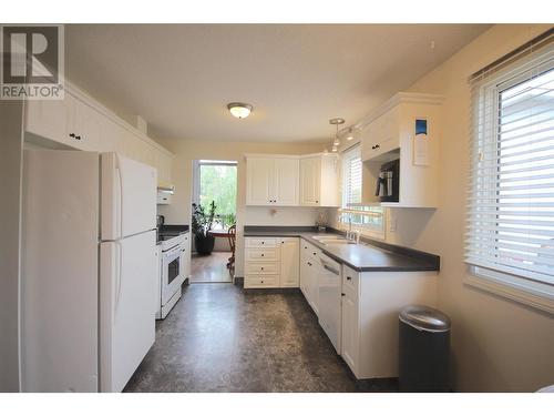 1726 Cedarwood Court, Dawson Creek, BC - Indoor Photo Showing Kitchen With Double Sink