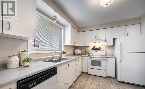 612 Dundee Avenue, Oshawa (Mclaughlin), ON - Indoor Photo Showing Kitchen With Double Sink