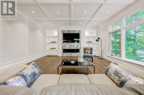 17 Artinger Court, Toronto (Banbury-Don Mills), ON - Indoor Photo Showing Living Room