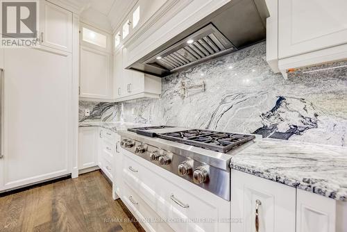 17 Artinger Court, Toronto (Banbury-Don Mills), ON - Indoor Photo Showing Kitchen With Upgraded Kitchen