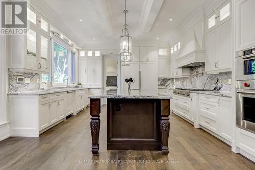 17 Artinger Court, Toronto (Banbury-Don Mills), ON - Indoor Photo Showing Kitchen With Upgraded Kitchen