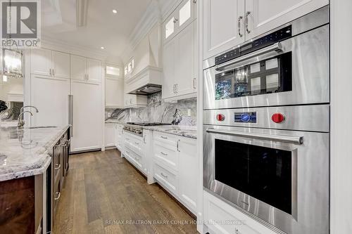 17 Artinger Court, Toronto (Banbury-Don Mills), ON - Indoor Photo Showing Kitchen With Upgraded Kitchen