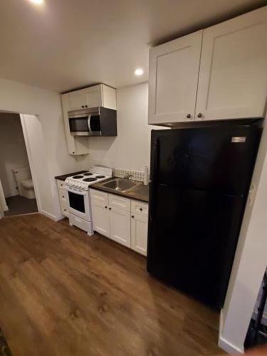 4859 Ontario Avenue, Niagara Falls, ON - Indoor Photo Showing Kitchen