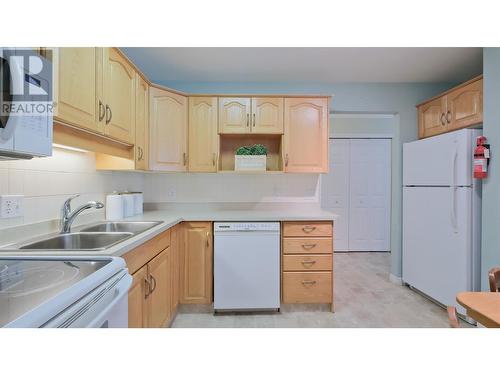 920 Argyle Street Unit# 103, Penticton, BC - Indoor Photo Showing Kitchen With Double Sink