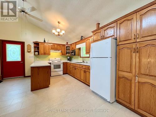 41 Reeves Drive, Parry Sound Remote Area, ON - Indoor Photo Showing Kitchen