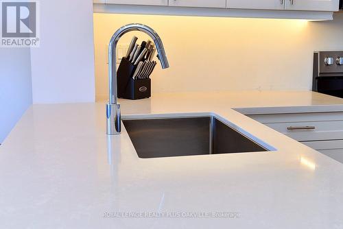 633 - 101 Shoreview Place, Hamilton (Stoney Creek), ON - Indoor Photo Showing Kitchen With Double Sink