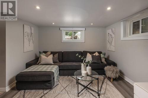 4 Joanith Drive, Toronto, ON - Indoor Photo Showing Living Room