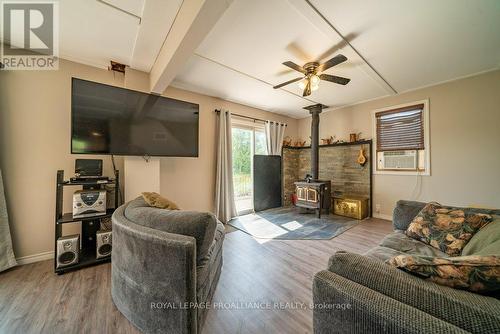 7517 Road 509, North Frontenac, ON - Indoor Photo Showing Living Room