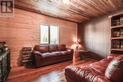 1519 6 Highway, Cherryville, BC - Indoor Photo Showing Living Room