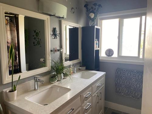 1766 Sunnycrest Ave, Kamloops, BC - Indoor Photo Showing Bathroom