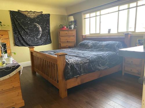 1766 Sunnycrest Ave, Kamloops, BC - Indoor Photo Showing Bedroom