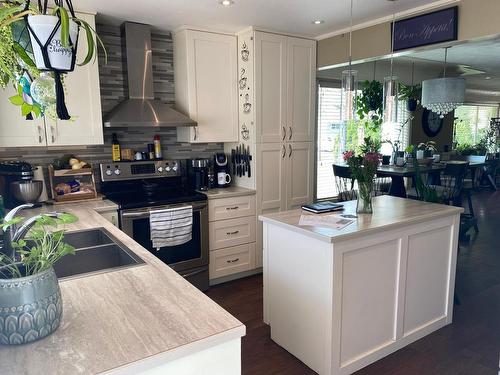 1766 Sunnycrest Ave, Kamloops, BC - Indoor Photo Showing Kitchen With Double Sink