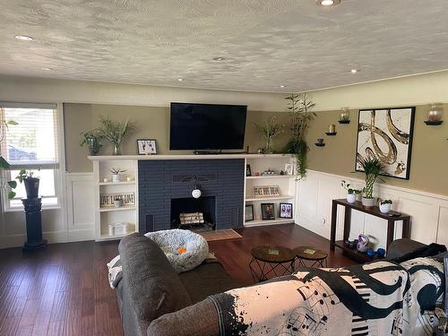 1766 Sunnycrest Ave, Kamloops, BC - Indoor With Fireplace