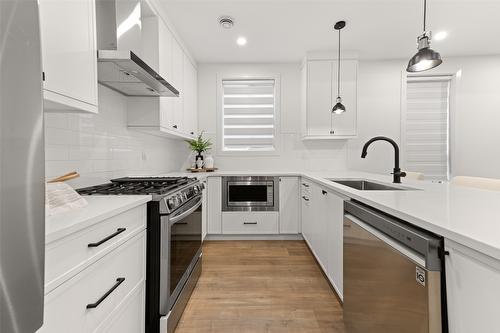 3-751 Raymer Avenue, Kelowna, BC - Indoor Photo Showing Kitchen With Upgraded Kitchen