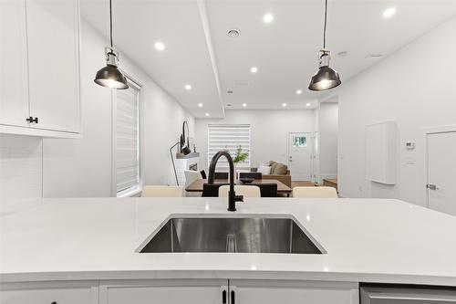 3-751 Raymer Avenue, Kelowna, BC - Indoor Photo Showing Kitchen