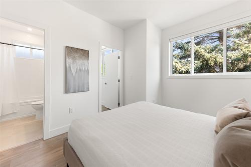 3-751 Raymer Avenue, Kelowna, BC - Indoor Photo Showing Bedroom