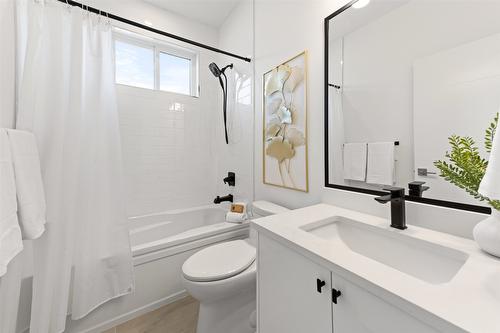 3-751 Raymer Avenue, Kelowna, BC - Indoor Photo Showing Bathroom