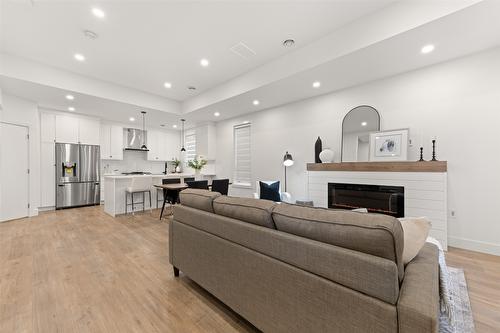 3-751 Raymer Avenue, Kelowna, BC - Indoor Photo Showing Living Room With Fireplace