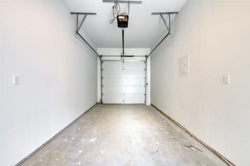 3-751 Raymer Avenue, Kelowna, BC - Indoor Photo Showing Garage