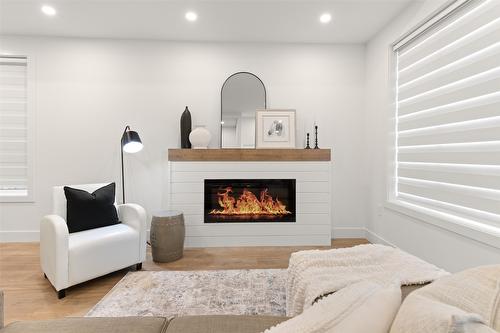 3-751 Raymer Avenue, Kelowna, BC - Indoor Photo Showing Living Room With Fireplace