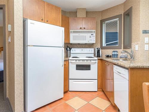 727-1600 Stroulger Rd, Nanoose Bay, BC - Indoor Photo Showing Kitchen