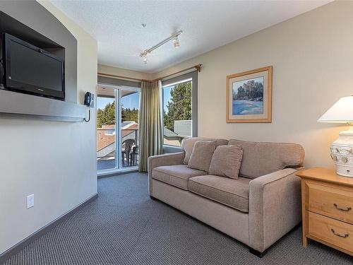 727-1600 Stroulger Rd, Nanoose Bay, BC - Indoor Photo Showing Living Room