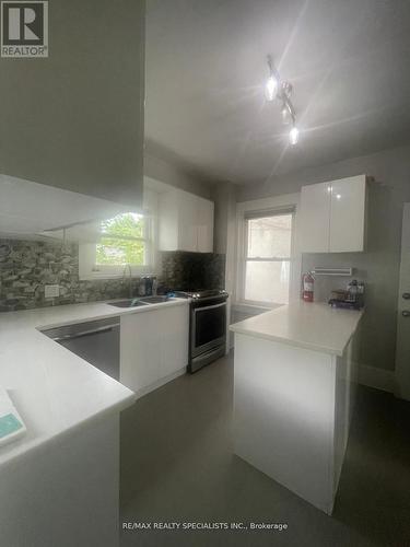 71 Bond Street, Cambridge, ON - Indoor Photo Showing Kitchen With Double Sink