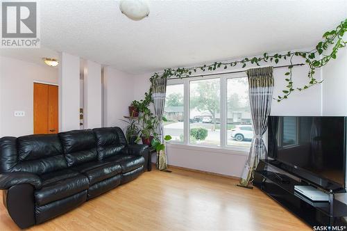 123 Mackenzie Crescent, Regina, SK - Indoor Photo Showing Living Room