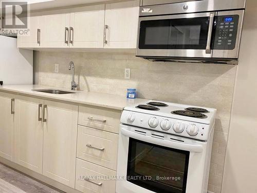 Bsmt #2 - 214 Beechy Drive, Richmond Hill (Crosby), ON - Indoor Photo Showing Kitchen