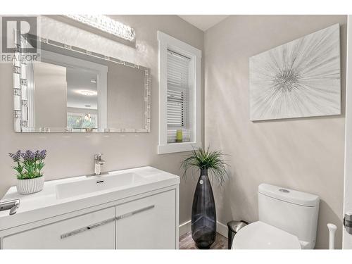 7967 Falcon Ridge Crescent, Kelowna, BC - Indoor Photo Showing Bathroom