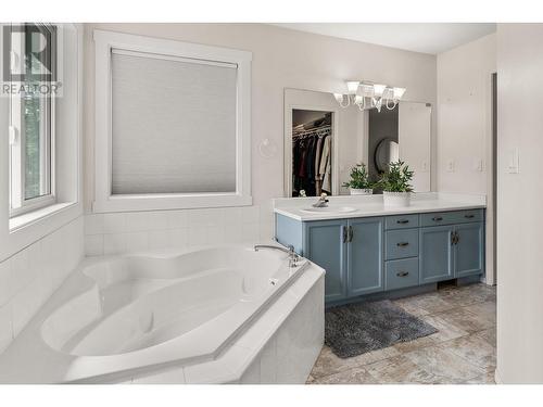 7967 Falcon Ridge Crescent, Kelowna, BC - Indoor Photo Showing Bathroom