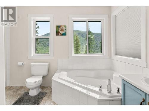 7967 Falcon Ridge Crescent, Kelowna, BC - Indoor Photo Showing Bathroom