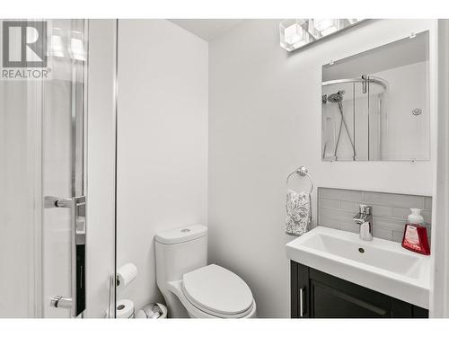 7967 Falcon Ridge Crescent, Kelowna, BC - Indoor Photo Showing Bathroom