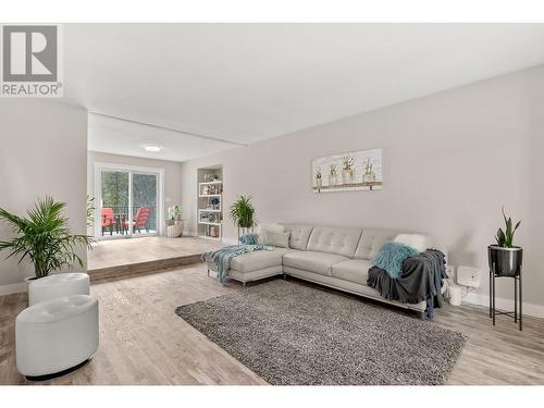 7967 Falcon Ridge Crescent, Kelowna, BC - Indoor Photo Showing Living Room