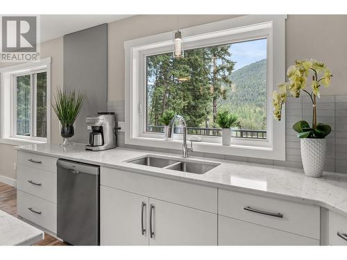 7967 Falcon Ridge Crescent, Kelowna, BC - Indoor Photo Showing Kitchen With Double Sink