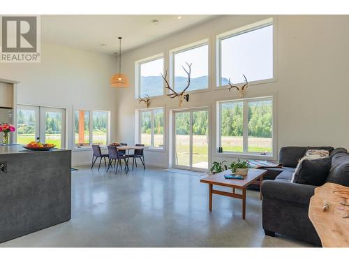 2335 Pass Creek Road, Castlegar, BC - Indoor Photo Showing Living Room