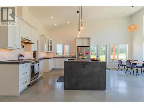 2335 Pass Creek Road, Castlegar, BC - Indoor Photo Showing Kitchen With Upgraded Kitchen