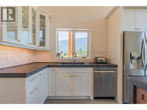 2335 Pass Creek Road, Castlegar, BC - Indoor Photo Showing Kitchen