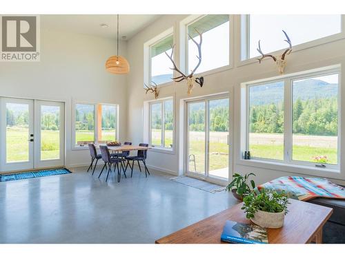 2335 Pass Creek Road, Castlegar, BC - Indoor Photo Showing Dining Room